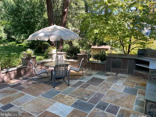 1205 Meadow Green Ln, Mc Lean, VA 22102-2410