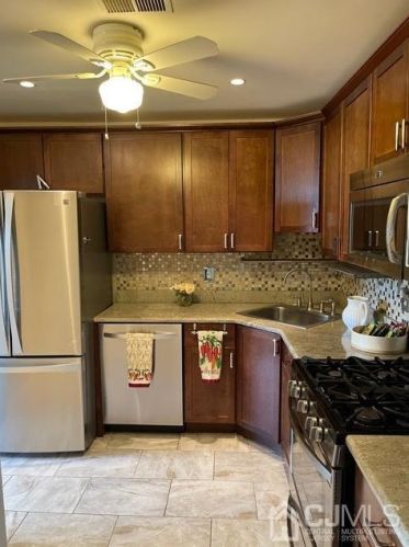 51 College Dr, Edison, NJ 08817-5982