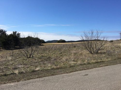 200 Mountain Valley Dr, Concan, TX 78838