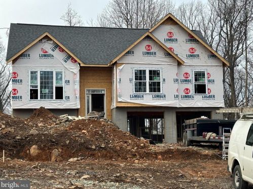 1111 High Top Rd, Linden, VA 22642-5442