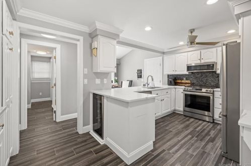 2 Sea Breeze Ave, Niantic CT  06357-3415 exterior