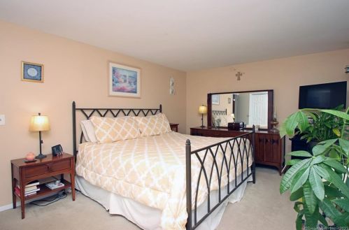 207 Timber Ridge Rd, Middletown CT  06457-7525 exterior