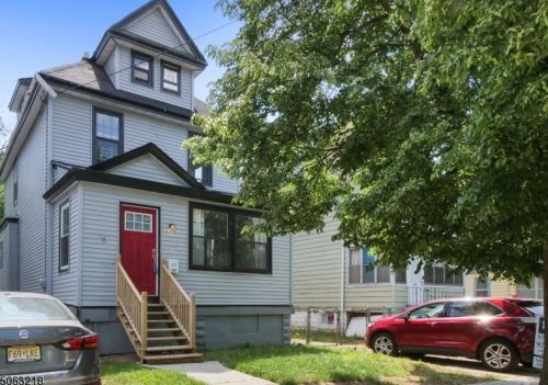 374 Seymour Ave, Newark, NJ 07112-2135