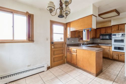 593 Bedford Ln, Des Plaines, IL 60016-2936