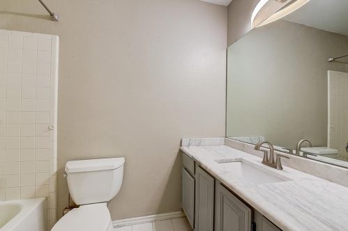 1422 Mapleview Dr, Carrollton TX 75007-6019 exterior