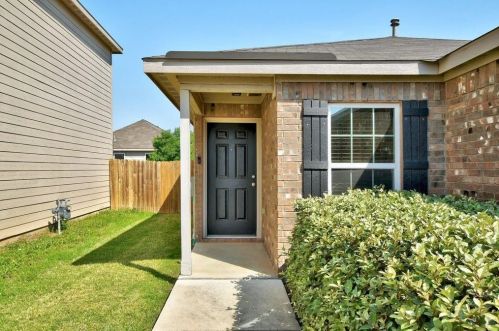 1444 Breanna Ln, Uhland TX  78640 exterior