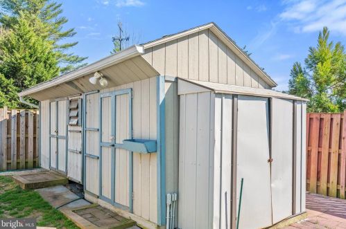 8017 Ellet Rd, Springfield VA  22151-1921 exterior