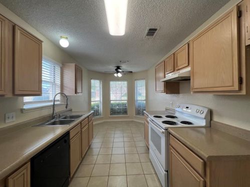 2213 Rolling Creek Run, Fort Worth TX  76108-4939 exterior