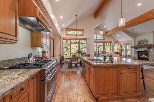 10240 Valmont Trl, Truckee CA  96161-2072 exterior