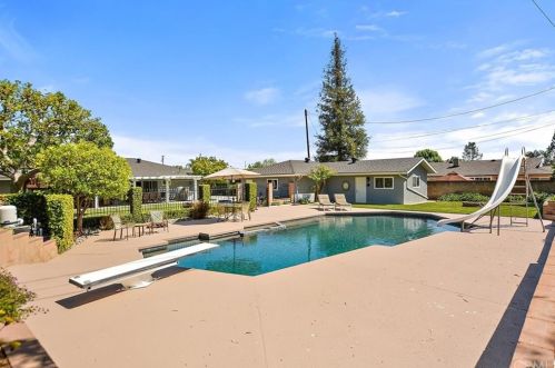 827 Entrada Way, Glendora, CA 91741-2223