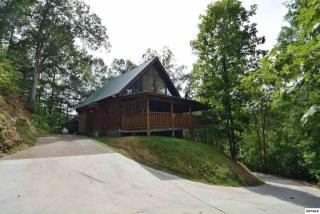 3823 Dollys Dr, Pigeon Forge, TN 37876-8762