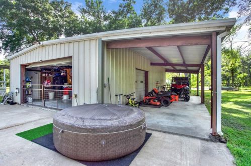 411 County Road 28, Angleton TX 77515-9420 exterior