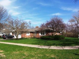 305 Jeffery Ln, Northfield, IL 60093-3141