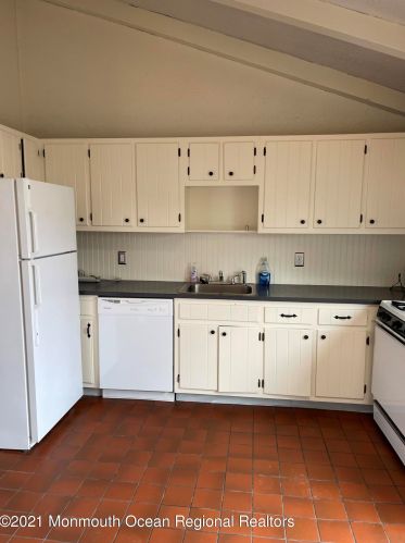 59 Linden Pl, Tinton Falls, NJ 07701-1932