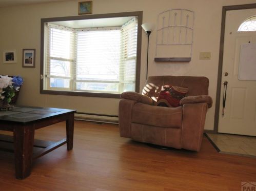 164 Gamble Ln, Pueblo, CO 81001-1957
