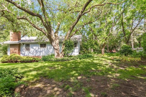4 Butternut Dr, Naperville, IL 60540-7401