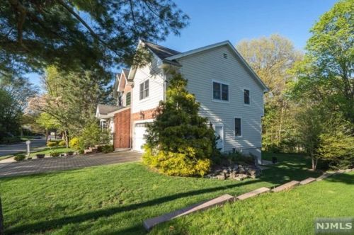 45 Robinhood Ave, Closter, NJ 07624-1131