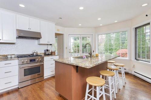 25 Bramble Ln, Riverside CT  06878-1801 exterior