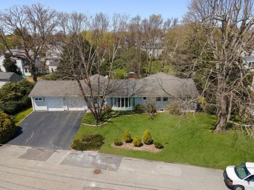 3 Guthrie St, Middletown, RI 02840-2312