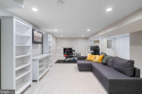 8811 Kenilworth Dr, Springfield VA  22151-1103 exterior