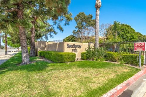 21372 Brookhurst St, Huntington Beach CA  92646-7341 exterior