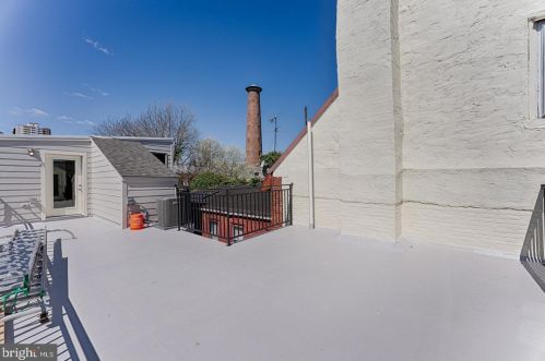 950 Front St, Philadelphia PA 19147-0043 exterior