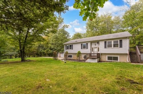 3 Smith Trl, Hopatcong, NJ 07843-1126