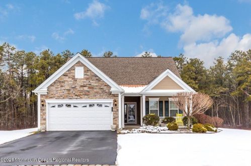 15 Gainsborough Ln, Lakehurst, NJ 08759-7311