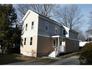22 Prospect St, Kensington, NH 03833-2508