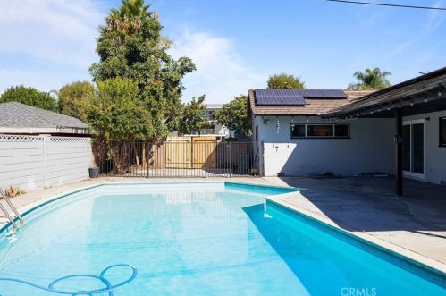 9241 Thistle Rd, Anaheim CA  92804-2327 exterior