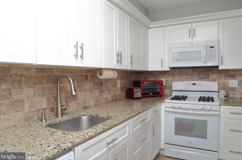 207 Valleybrook Dr, Lancaster PA  17601-4623 exterior