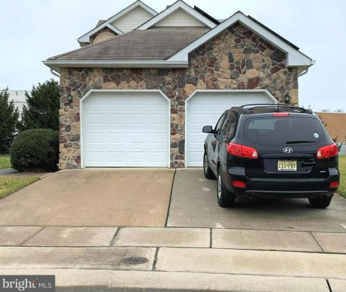 8 Madison Ct, Beverly, NJ 08010-3126