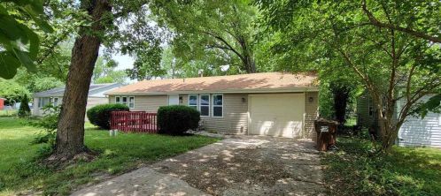 16 Gilbert Ter, Rockford, IL 61115-2304