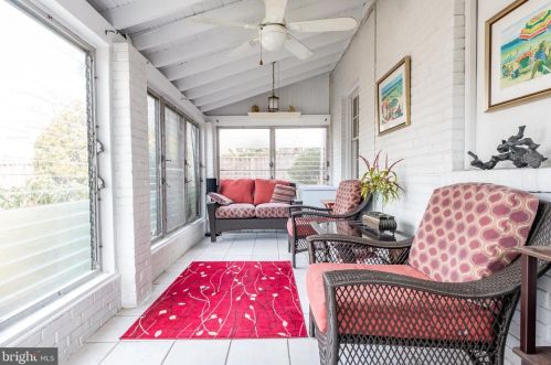 9408 Colesville Rd, Silver Spring MD 20901-4820 exterior