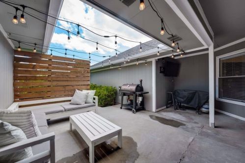 2046 Greenstone Trl, Carrollton TX 75010-4140 exterior