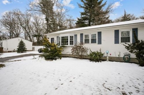 22 Torrington Cir, Warwick, RI 02889-2526