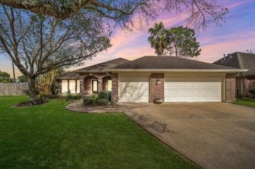 1207 Shadowbend St, Pearland, TX 77581-6796