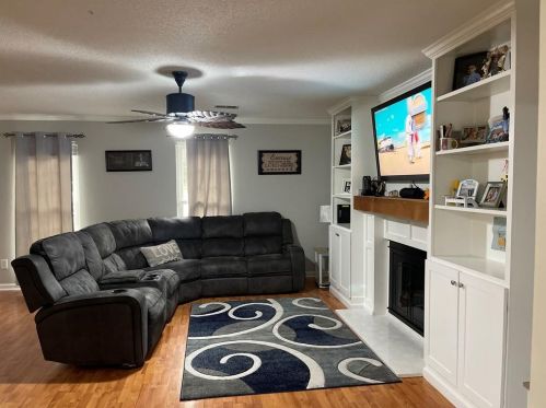 970 Redan Trce, Stone Mountain, GA 30088-2561