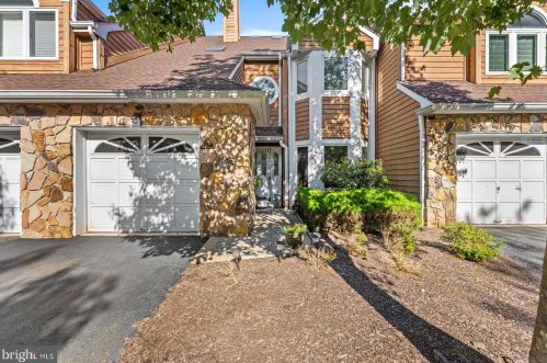 75 Chatsworth Ct, Edison, NJ 08820-4049