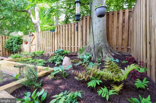 9271 Sprucewood Rd, Springfield VA  22015-3559 exterior