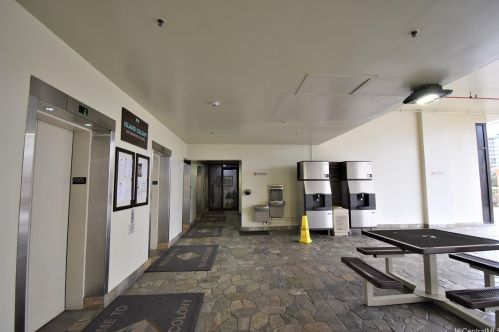 445 Seaside Ave, Honolulu HI  96815-2640 exterior