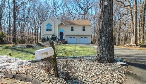 85 Maple Ln, Huntington, CT 06484-3722