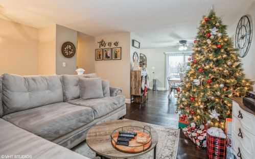 603 Parkside Cir, Streamwood, IL 60107-1647
