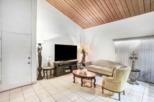 1374 8th St, Upland, CA 91786-7028