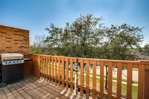 1558 Biltmore Ln, Irving TX  75063-3503 exterior