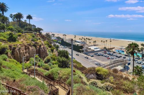 125 Montana Ave, Santa Monica CA  90403-1031 exterior