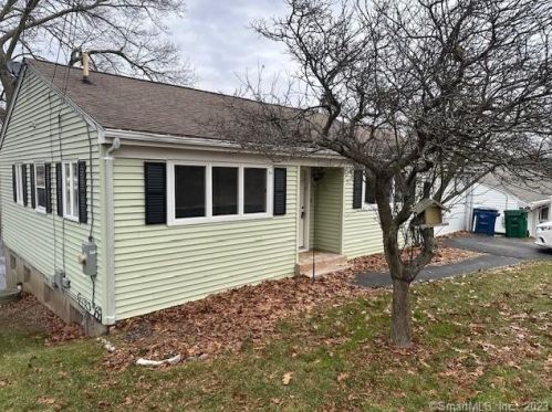 8 Cove View Dr, Quaker Hill, CT 06375-1501