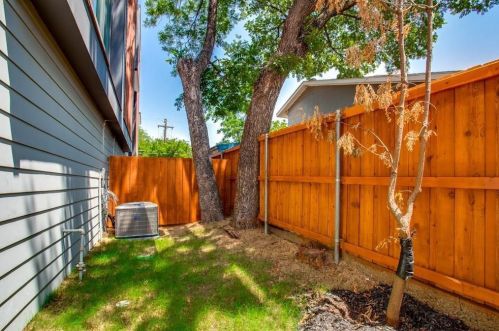 1914 California Dr, Dallas TX  75204-4611 exterior