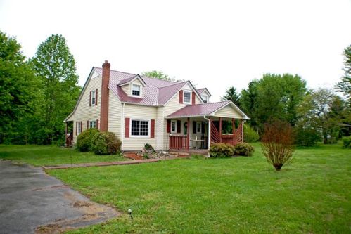318 Center Grove Cir, Gainesboro, TN 38562-5541