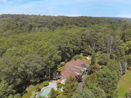 17 Carrington Dr, Greenwich CT  06831-3119 exterior